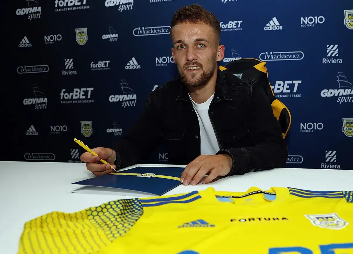 Piłkarz 1. ligi podpisujący kontrakt