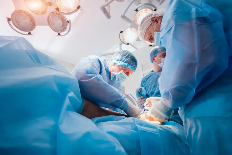 Lekarz rezydent z opiekunem na sali operacyjnej