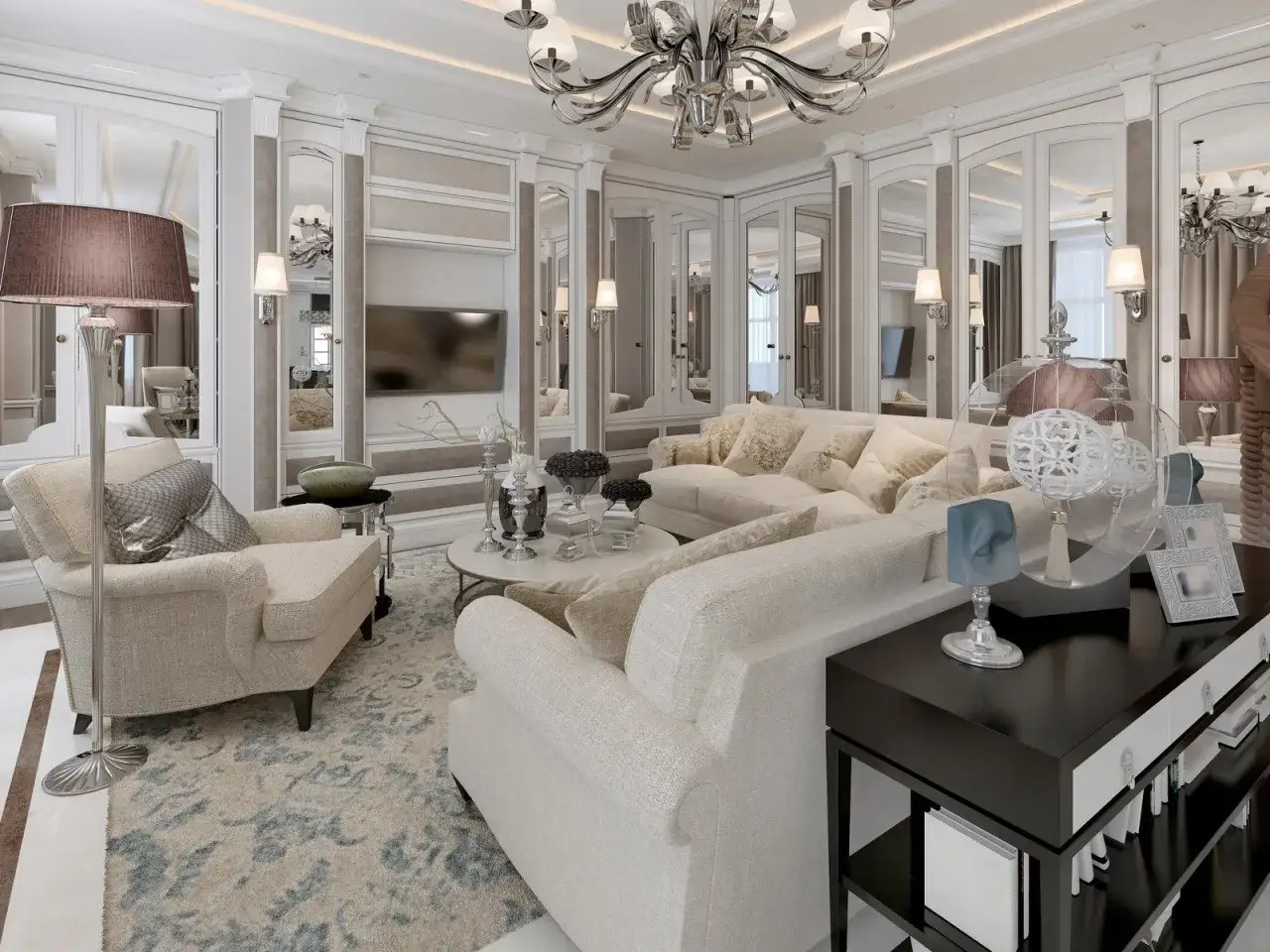 Elegancki salon w stylu dom art deco, z kremowymi sofami, fotelem, lustrzanymi szafami i kryształowym żyrandolem.