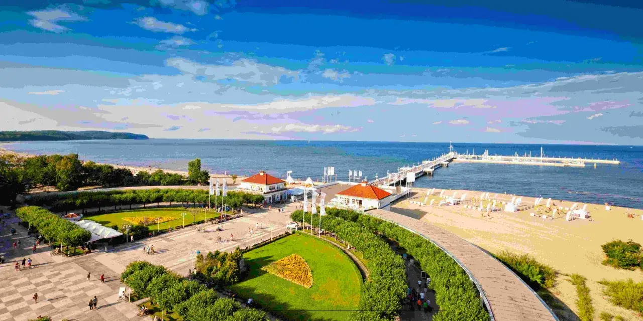 Sopot, perła województwa pomorskiego, z molo i plażą w słoneczny dzień.