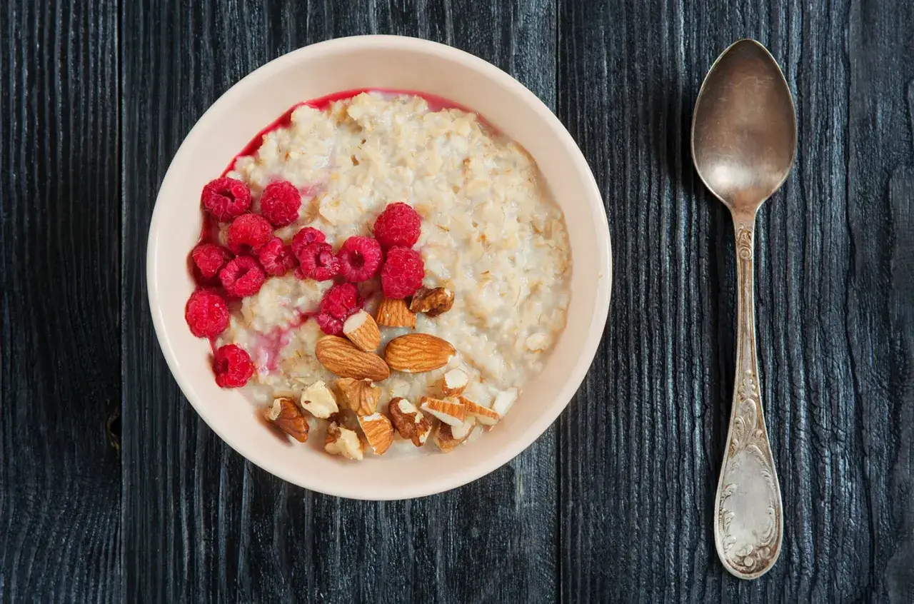 Pyszna owsianka z malinami i orzechami. Idealna na śniadanie dla każdego, kto szuka bezglutenowa mama przepisy.