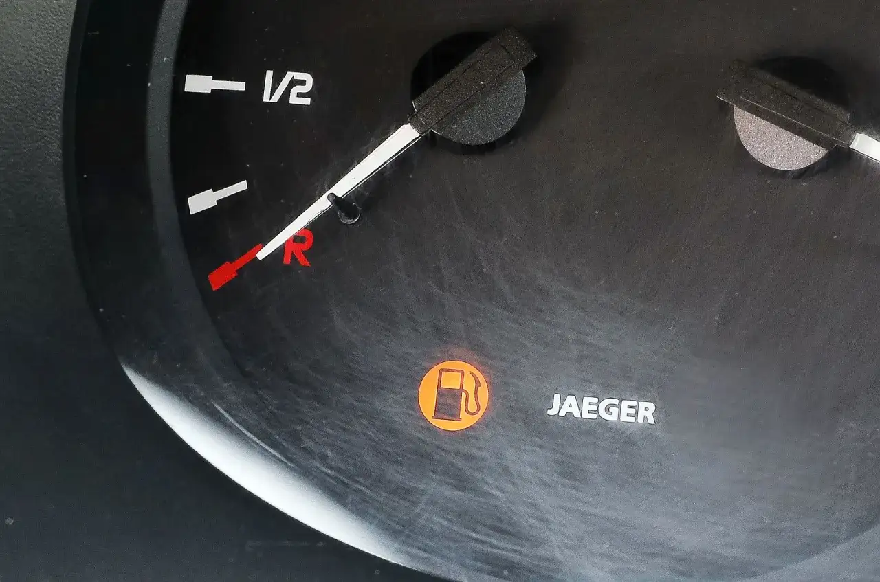 Wskaźnik paliwa w Hondzie Civic 7 pokazuje niski poziom. Zbliża się rezerwa, więc warto pomyśleć o tankowaniu.