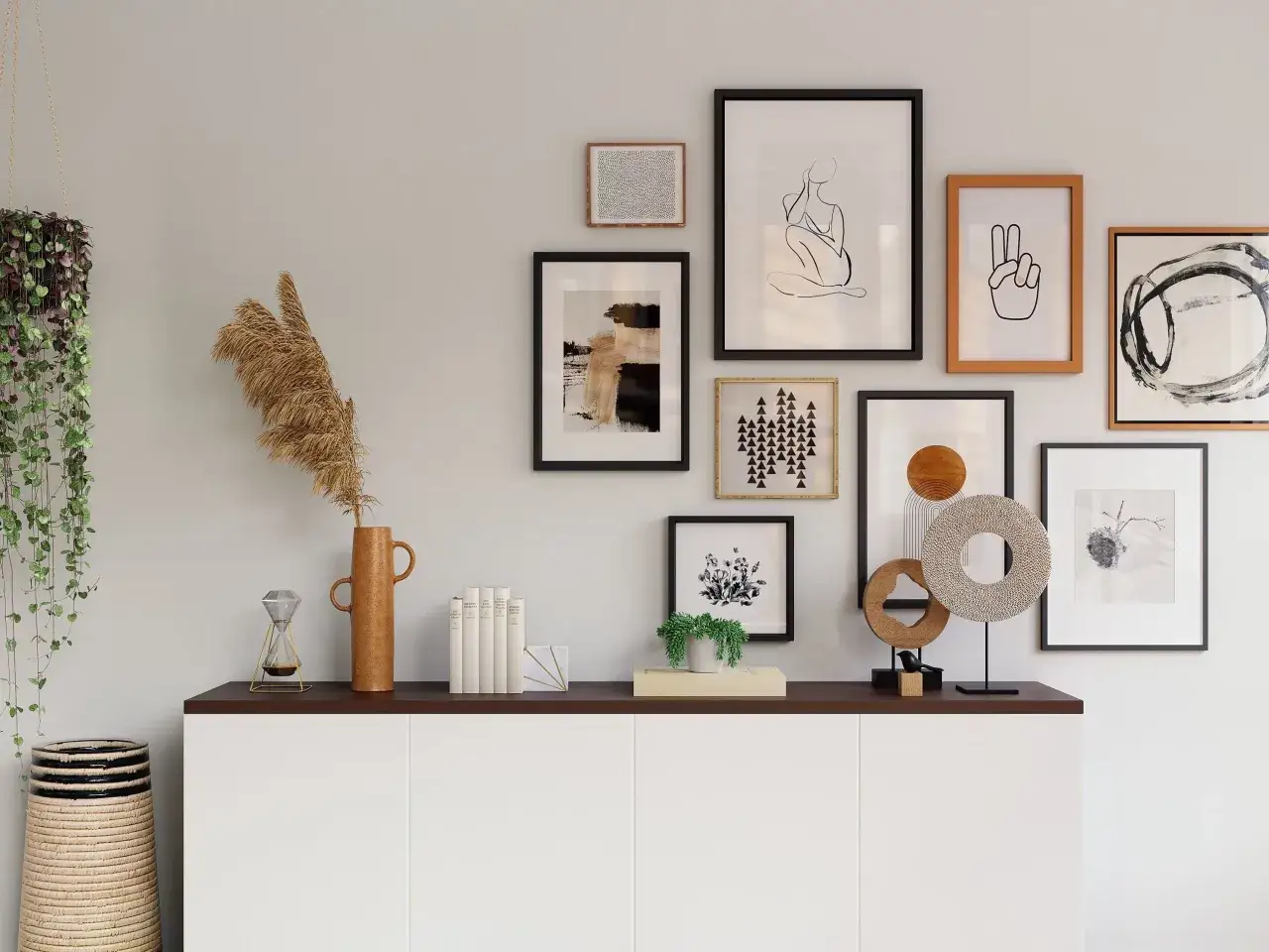 Galeria ścienna z abstrakcyjnymi obrazami, grafikami i roślinami. Dowiedz się, jak powiesić obraz na ścianie, by stworzyć taką aranżację.