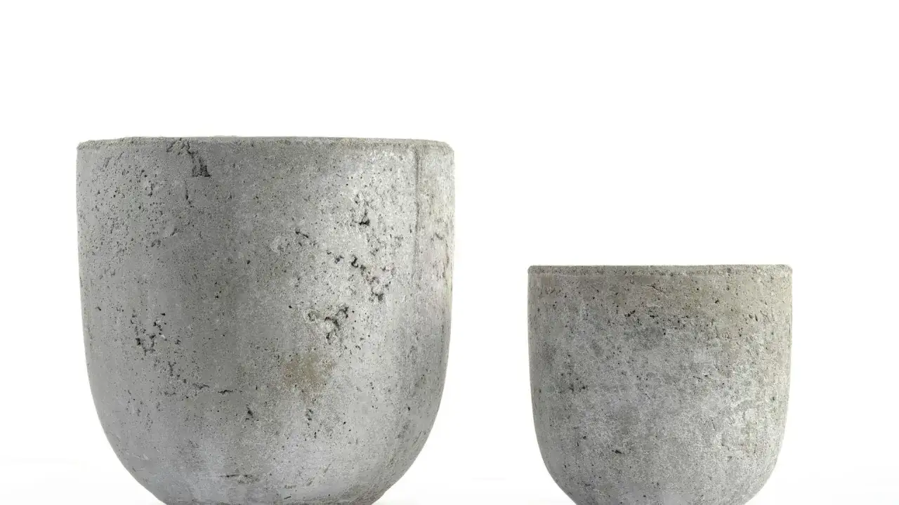 Dwie betonowe doniczki, idealne do nauki jak zrobić doniczkę z gipsu.