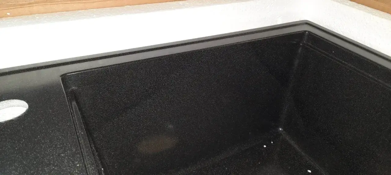 Uszkodzony zlew granitowy