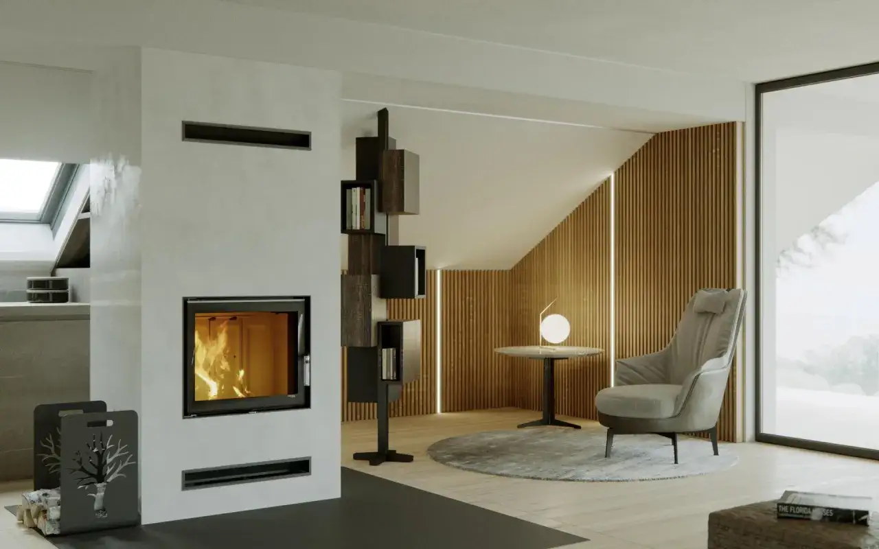 Nowoczesny kominek bez zabudowy z palącym się ogniem, obok regał na książki i wygodny fotel.