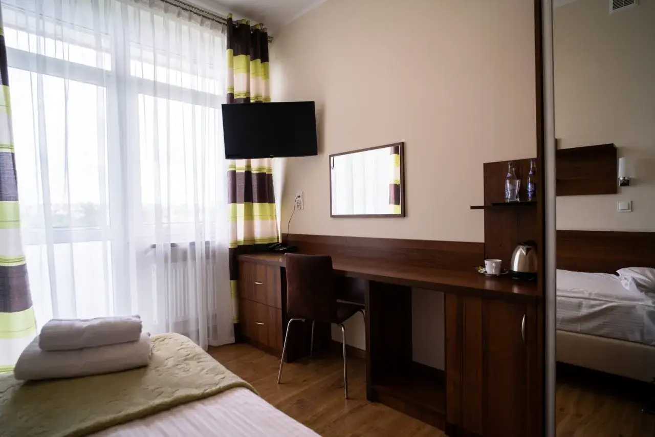 Pokój jednoosobowy w sanatorium: łóżko, biurko, TV, czajnik. Dowiedz się, ile kosztuje pokój jednoosobowy w sanatorium.