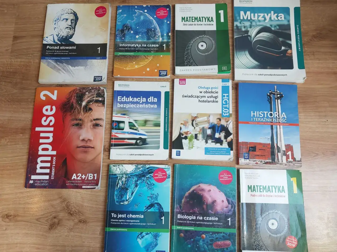 podręczniki szkolne w dobrym stanie do sprzedaży