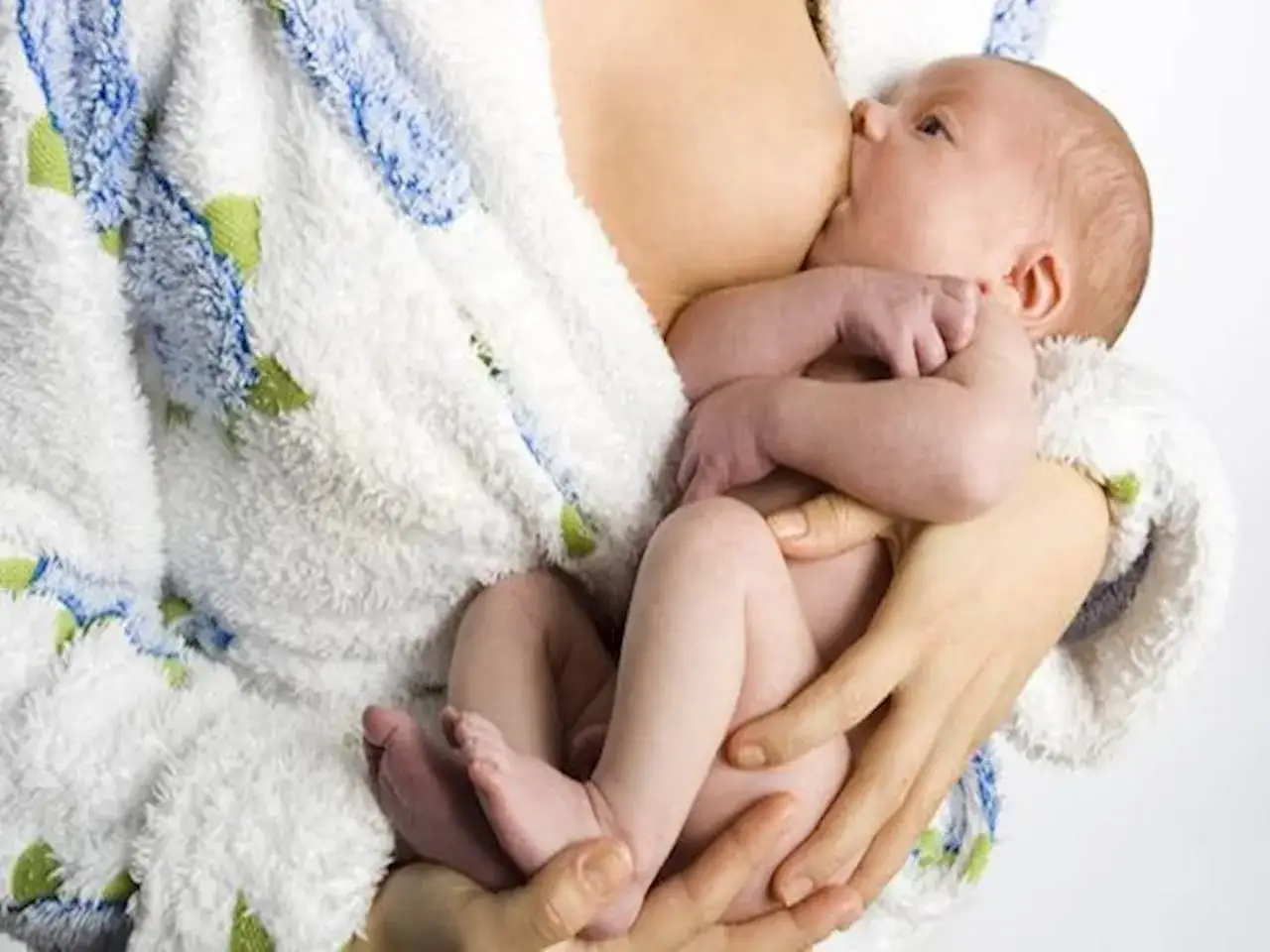 Mama karmi piersią dziecko. Czy można jeść smażone karmiąc piersią? To pytanie nurtuje wiele mam.