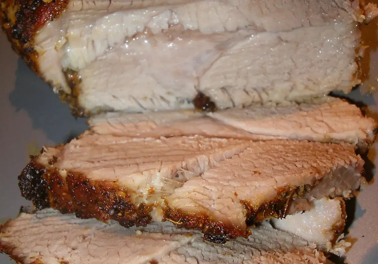 Soczysta łopatka z grilla, pokrojona w grube plastry, z chrupiącą sk&oacute;rką i aromatycznymi przyprawami.