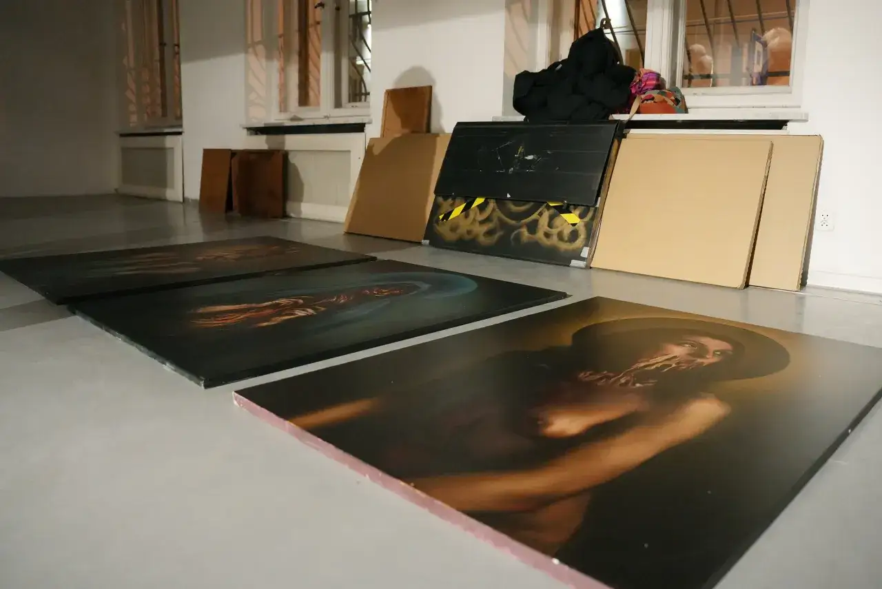Mroczne obrazy w muzeum sztuki wsp&oacute;łczesnej Ł&oacute;dź, przygotowywane do wystawy.