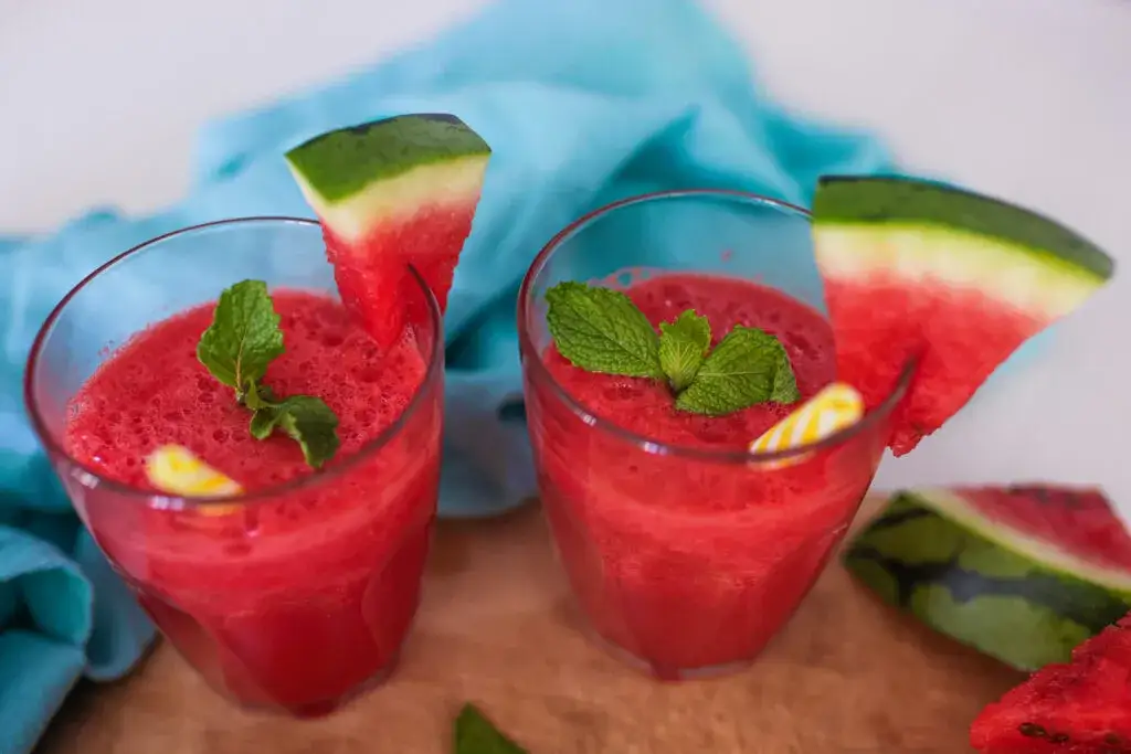 orzeźwiający koktajl arbuzowy z miętą i limonką