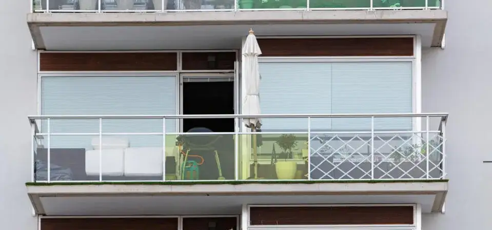 Zdjęcie Ile kosztuje zabudowa balkonu w bloku? Sprawdź ukryte koszty