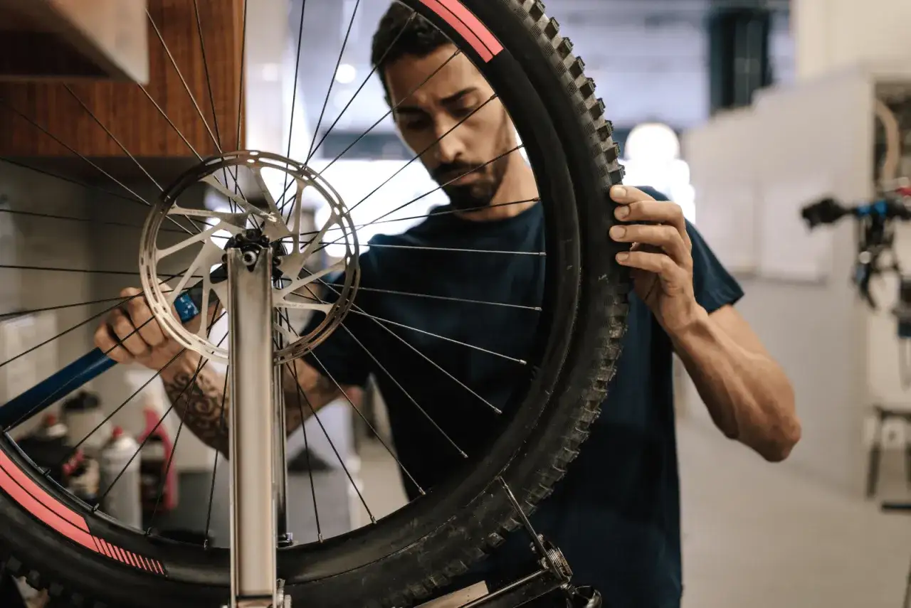 Zdjęcie Jak zdjąć tylne koło w rowerze - proste kroki, które musisz znać