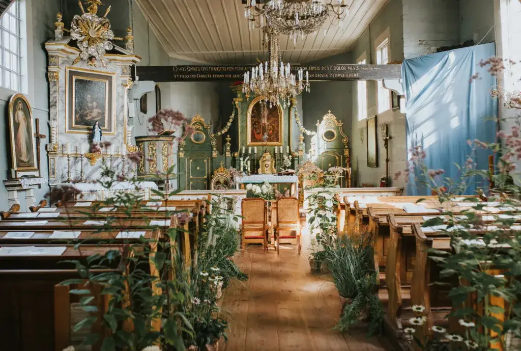 Zdjęcie Jak udekorować kościół na ślub: inspiracje, które zachwycą gości