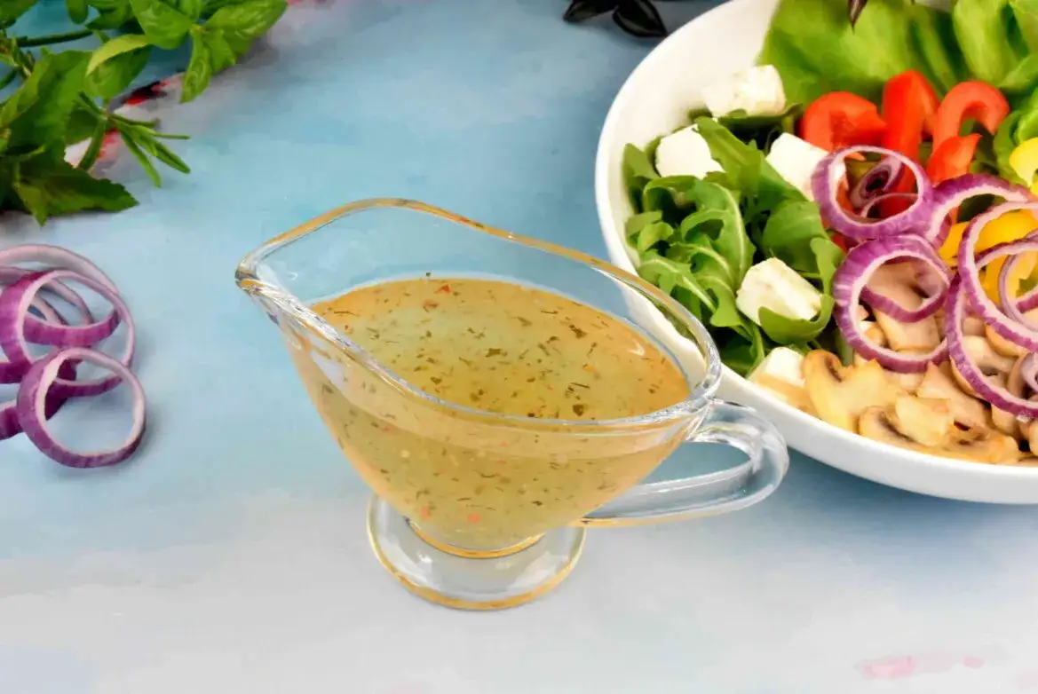 Zdjęcie Jak zrobić sos winegret do sałatki greckiej, który zachwyci smakiem