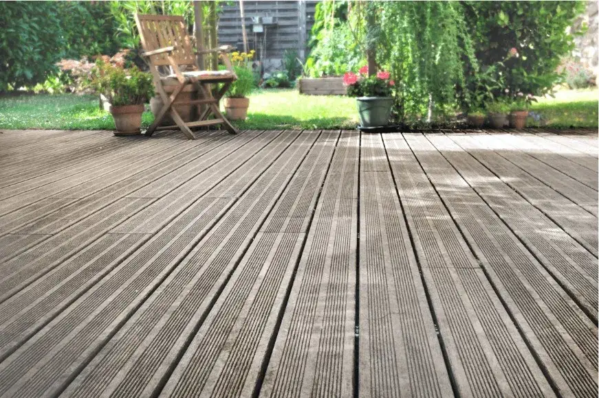 Zdjęcie Czym odnowić taras drewniany, by uniknąć kosztownych napraw?