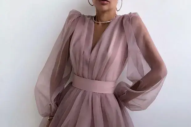 Zdjęcie Jakie są modne sukienki na wesele – trendy, które zachwycą każdego