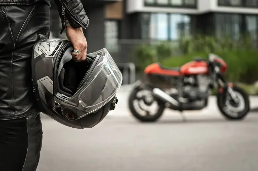 Zdjęcie Jak czyścić kask motocyklowy, aby uniknąć uszkodzeń i bakterii