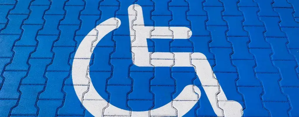 Zdjęcie Czy niepełnosprawni płacą za parking w Warszawie? Poznaj zasady i wyjątki