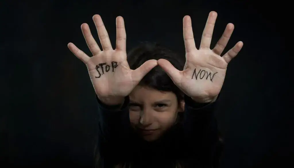 Zdjęcie Gdzie anonimowo zgłosić znęcanie się nad dzieckiem i jak to zrobić?