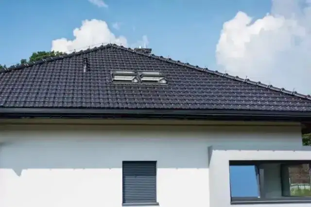 Zdjęcie Jakie okna do grafitowej dachówki? Idealne kolory dla harmonijnego wyglądu