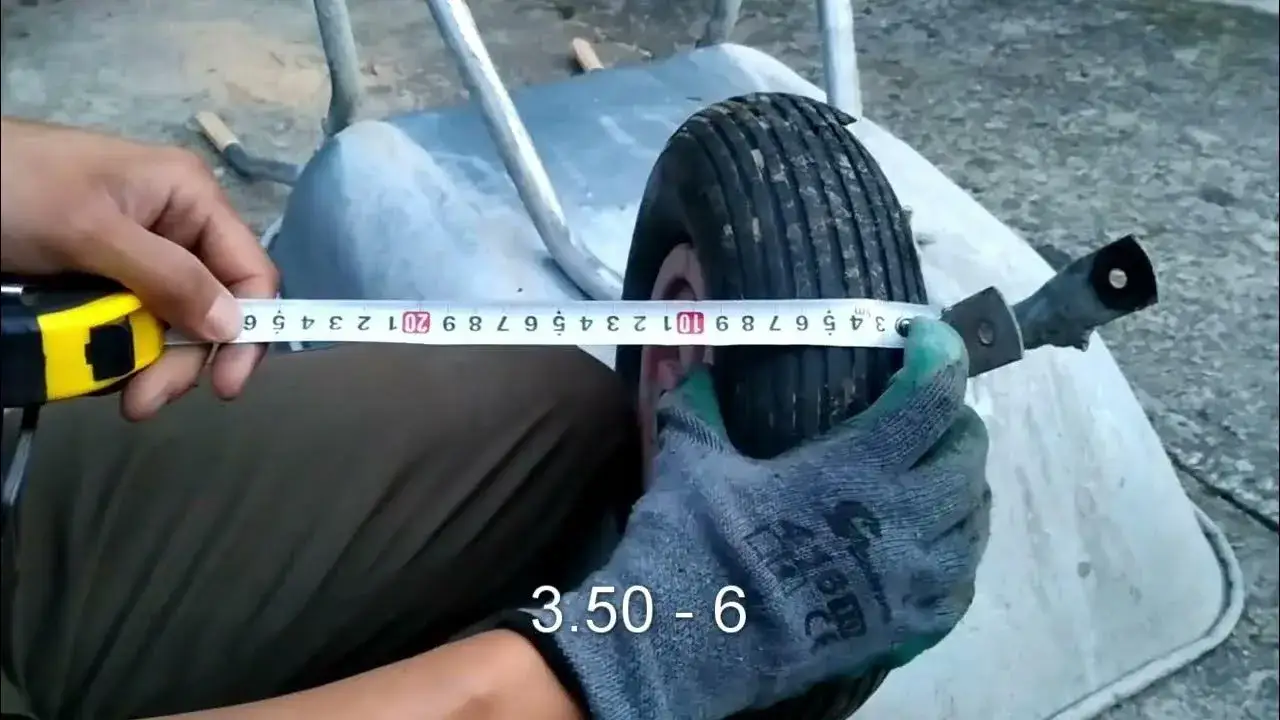 Zdjęcie Jak wymienić dętkę w taczce - uniknij problemów z naprawą opony