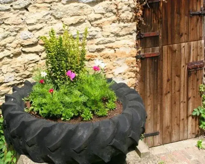 Zdjęcie Jak malować kwietniki z opon, aby były trwałe i piękne?