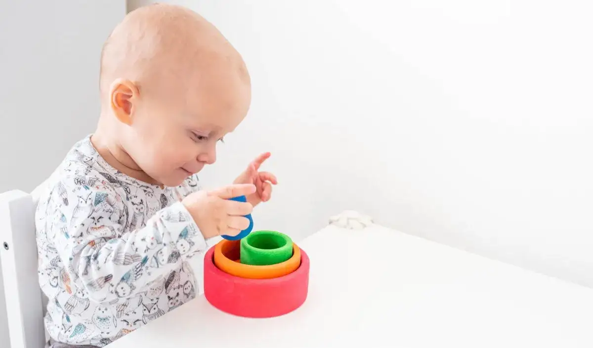 niemowle bawi sie zabawka sensoryczna