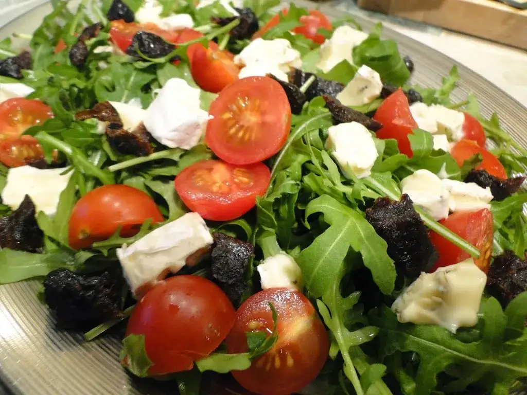 Składniki na sałatkę, świeże warzywa, rukola, pomidory, sery do sałatki