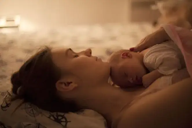 Niemowlę śpiące na rodzicu