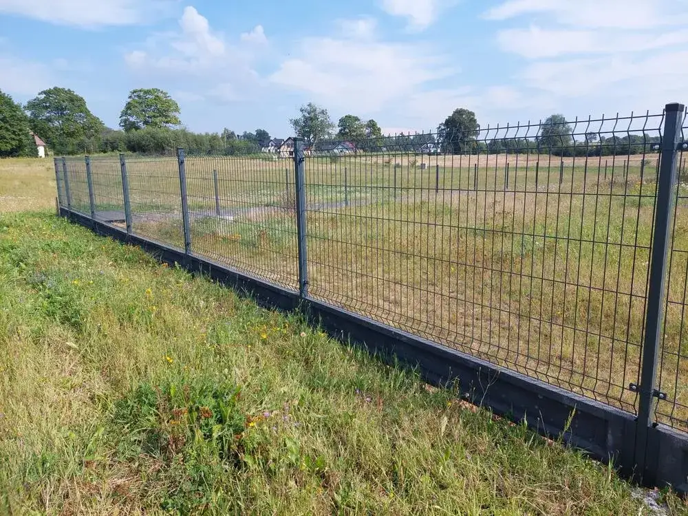 Ogrodzenie panelowe 3D antracytowe z podmur&oacute;wką