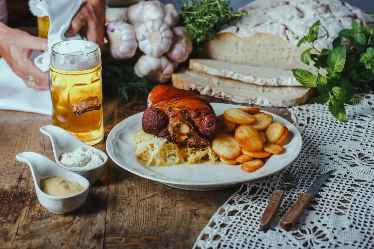 Golonka z ziemniakami i kapustą, kufel piwa i chleb – idealne miejsce, gdzie dobrze zjeść w Wieliczce.