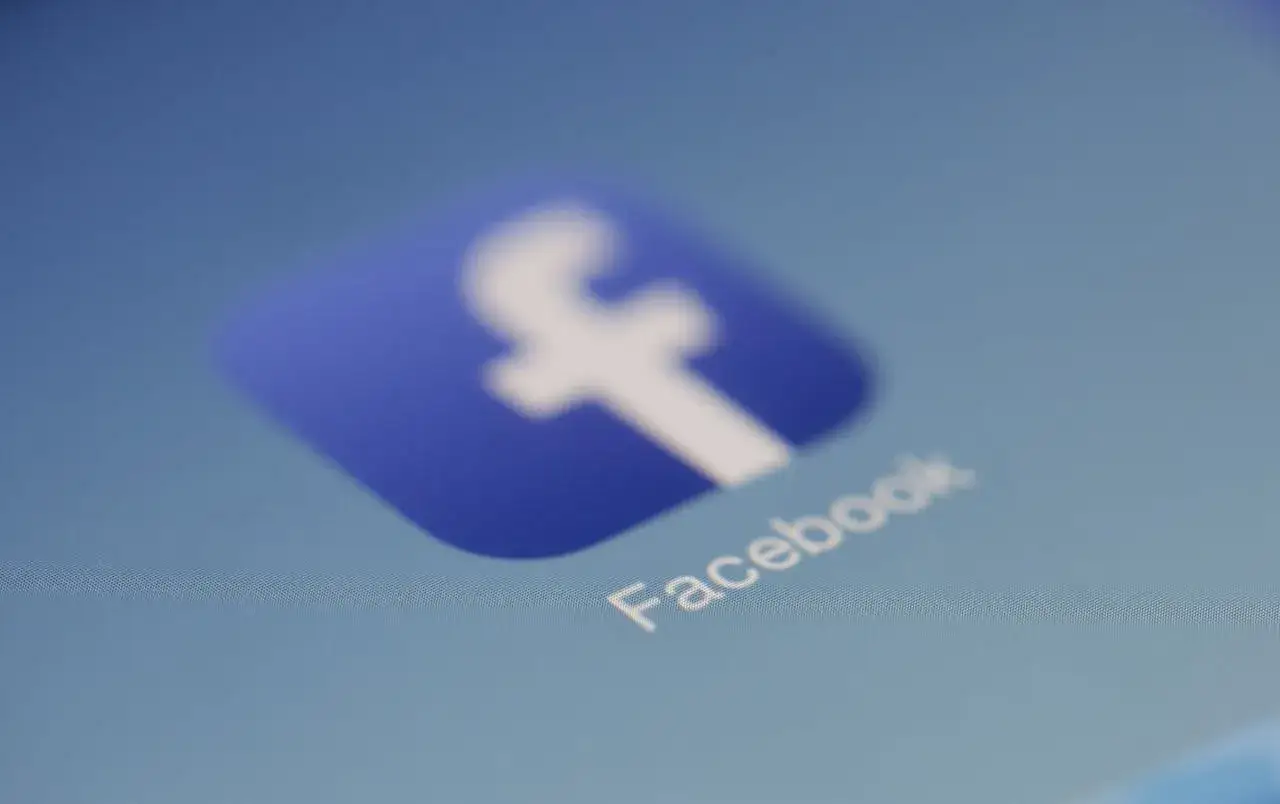 Zbliżenie na ikonę Facebooka. Zastanawiasz się, czy jak anuluje zaproszenie na FB to widac?