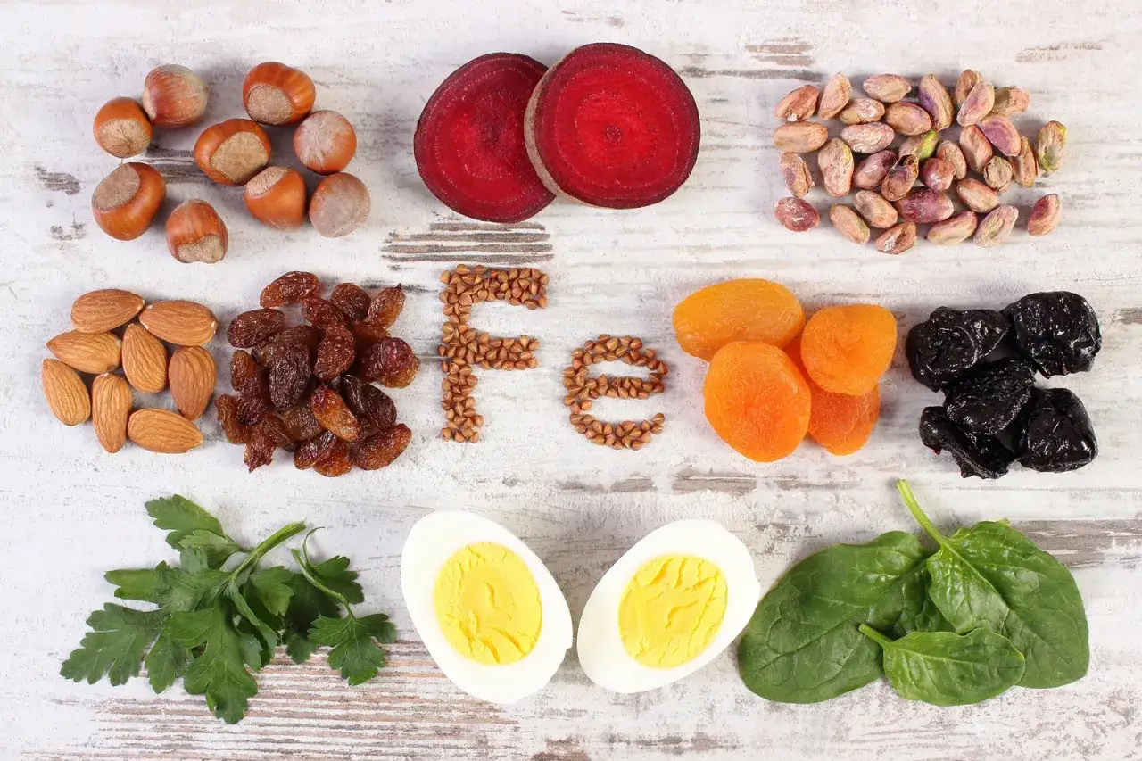 Przykładowa dieta przy anemii: buraki, orzechy, migdały, rodzynki, suszone morele, śliwki, jajka, szpinak, natka pietruszki.