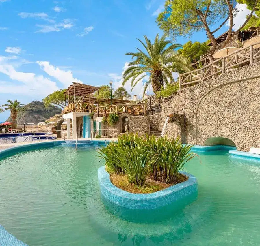 Diversi tipi di attrazioni locali (museo, parco, borgo, spa)