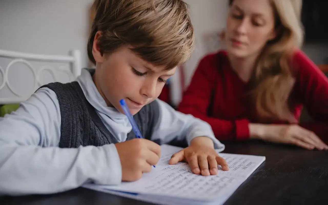 rodzic rozmawia z dzieckiem o problemach w nauce