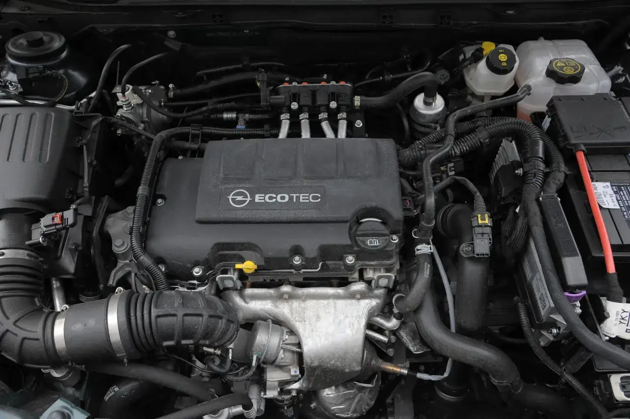 Silnik Opel Astra J 1.4 Turbo z widocznym systemem gazowym.