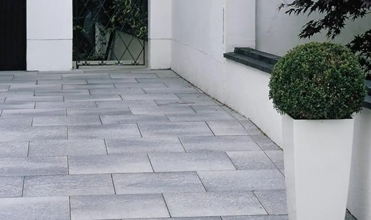 nowoczesny podjazd płyty betonowe