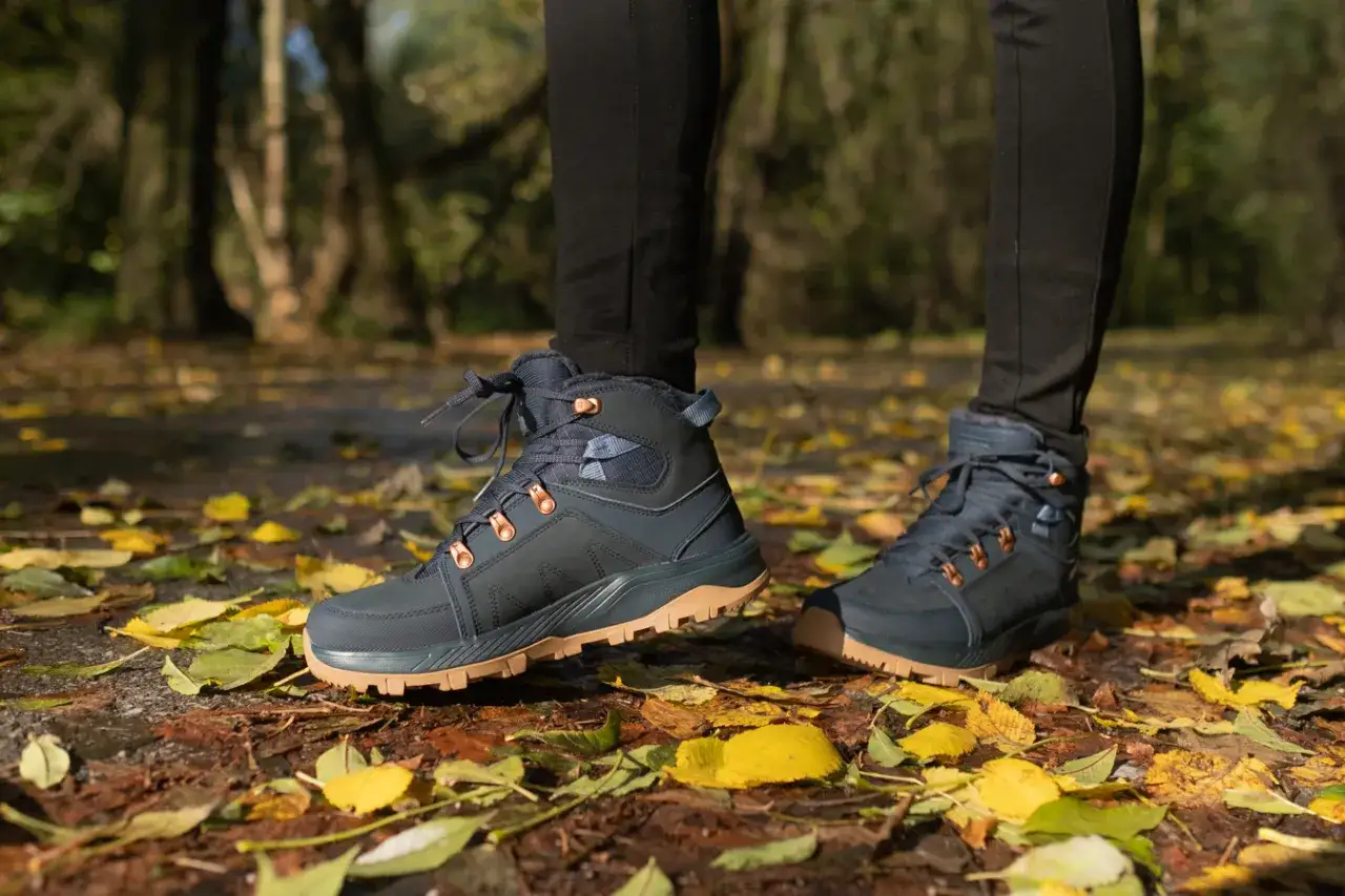 Jesienne buty trekkingowe na tle liści. Idealne, by wiedzieć, co zabrać w g&oacute;ry we wrześniu.