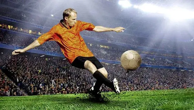 piłkarz biegnący na boisku