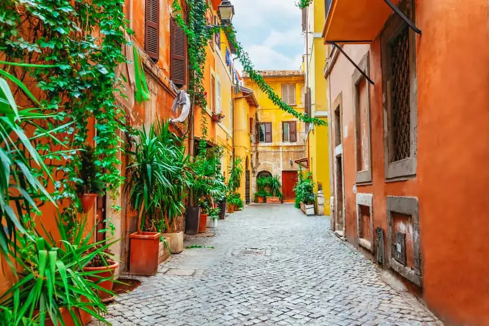 Urokliwe uliczki rzymskiej dzielnicy Trastevere