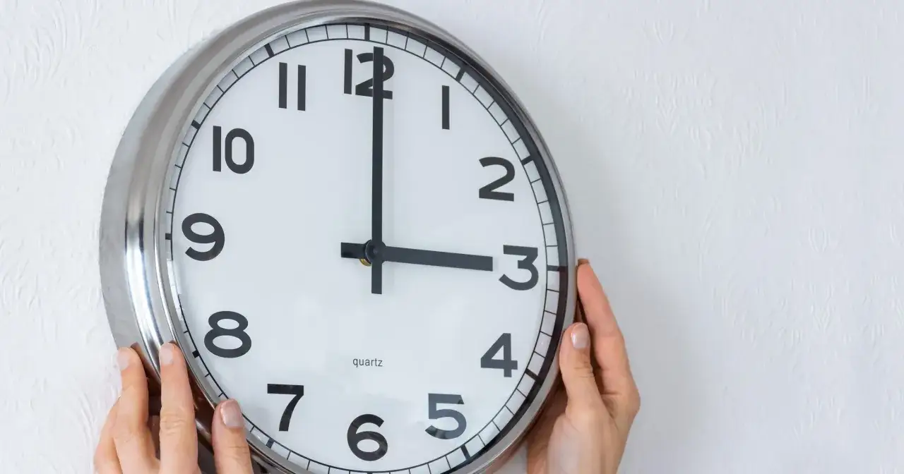 Zegar ścienny wskazuje 3:00. To idealny czas na kawę, zgodnie z polską strefą czasową GMT.
