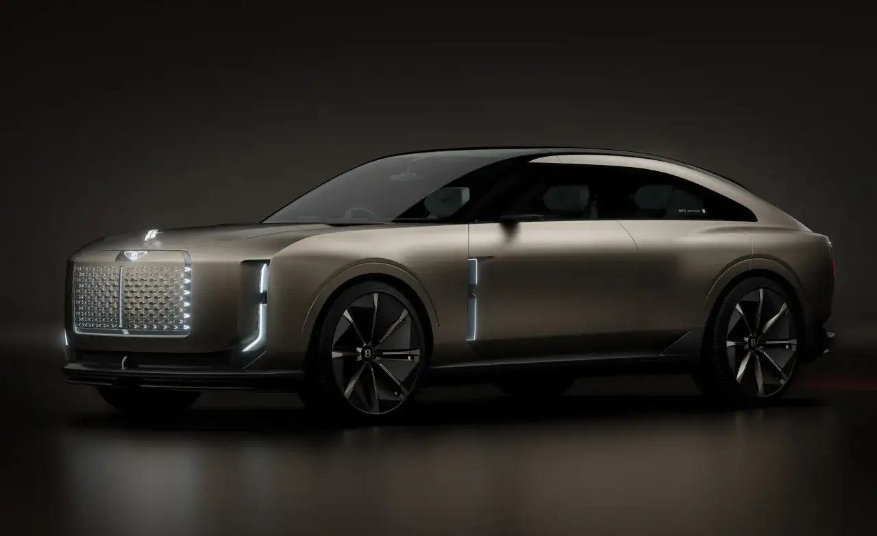 Elegancki, brązowy Bentley EXP 100 GT, jeden z samochodów elektrycznych o największym zasięgu, prezentuje futurystyczny design.