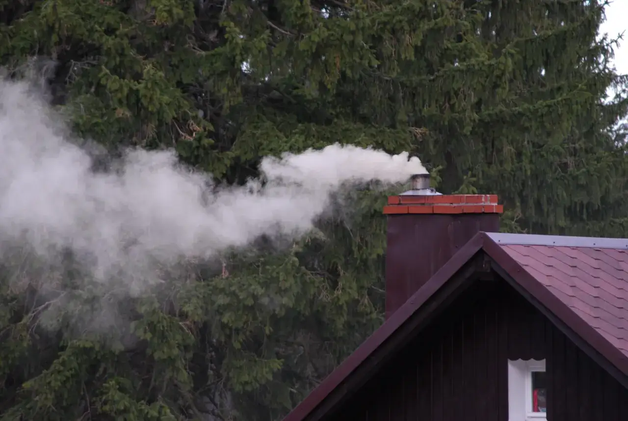 Domowy piec dymiący, niska emisja