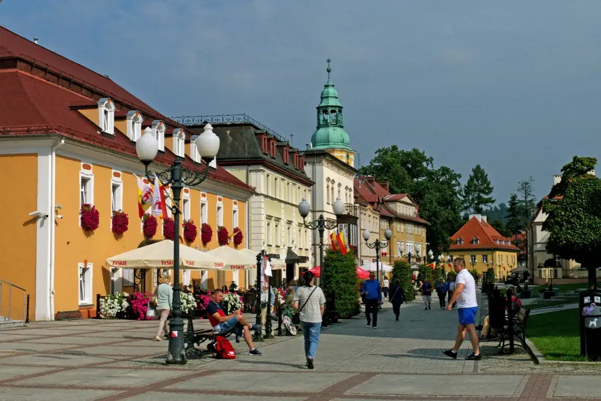 Spacer po rynku w Jeleniej G&oacute;rze, gdzie zobaczyć można kolorowe kamienice, zieloną wieżę ratusza i urokliwe kawiarnie.