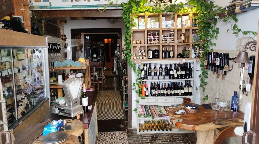 Fachada y ambiente interior de El Librero Tapas y Quesos Sevilla