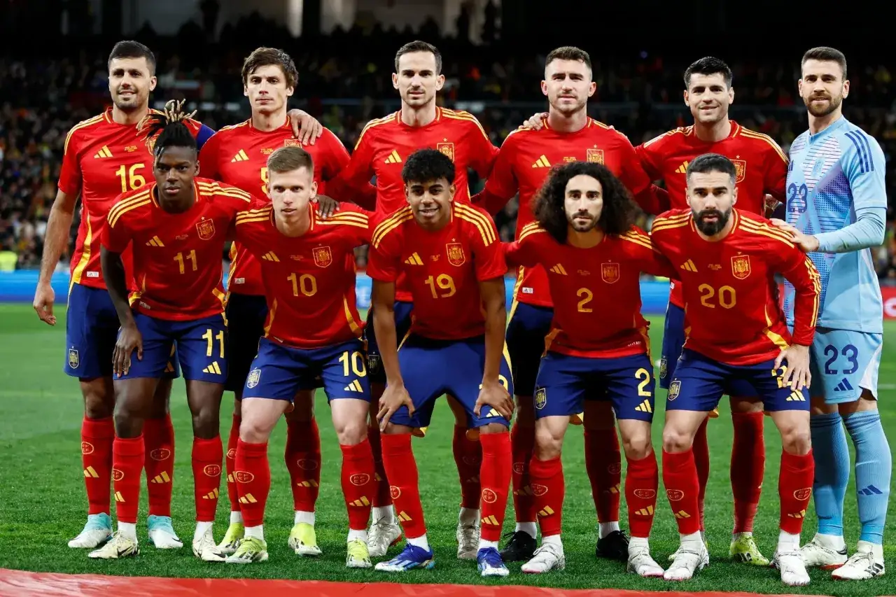 El equipo de fútbol de España posa unido, mostrando su determinación. Así ha quedado España en el fútbol, con estos jugadores listos para la batalla.