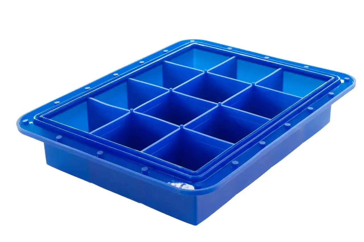 różne rodzaje foremek na lód plastikowe silikonowe metalowe