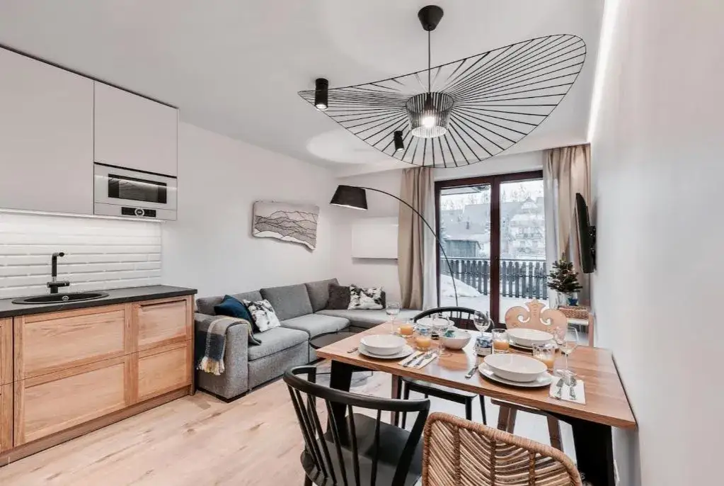 Wnętrze apartamentu Zakopane Wierchy aneks kuchenny i salon